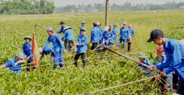 ĐVTN huyện Can Lộc ra quân vớt bèo tây, khơi thông dòng chảy sông Ba Nái (đoạn tại xã Trung Lộc)